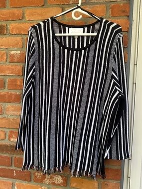 Pappagallo Vertical Striped Knit Top Blouse Size Large Black White Fringe Hem Lg